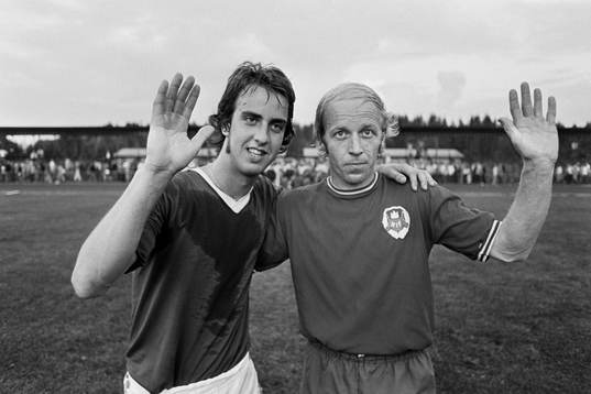  Hässleholms målskytt Mats Nordgren jublar efter matchen tillsammans med helsingborgs målskytt Tom Johansson.
