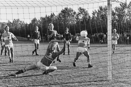  Bollen på väg in i mål bakom hässleholms målvakt Claes Flink.