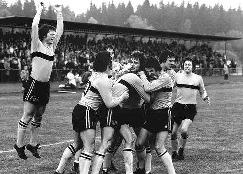  Måljubel, jubel, från vänster Håkan Bergstrand, Magnus Eek, Claes Melin, Bengt-Olof Rydell,Arnold Kroon, Jerry Rosén, Tommy Axelsson och Leif Augustsson.