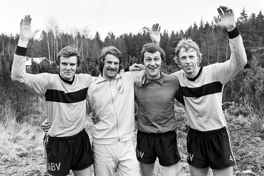  Arnold Kroon, Jerry Rosén, Lars Nordin, målvakt och Björn Carlswärd jublar efter segern.
