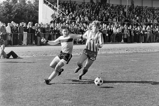  Magnus Eek, Hässleholm och Conny Karlsson, Göteborg i kamp om bollen.