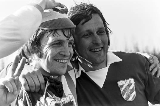  Göteborgs målskytt Eddie Magnusson och Jan Nordström, målvakt jublar efter segern.
