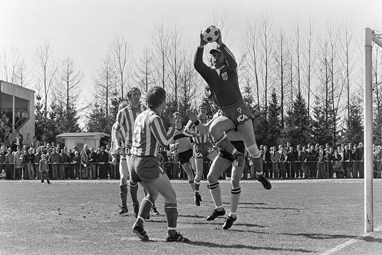  Göteborgs målvakt Jan Nordström med bollen i säkert förvar.