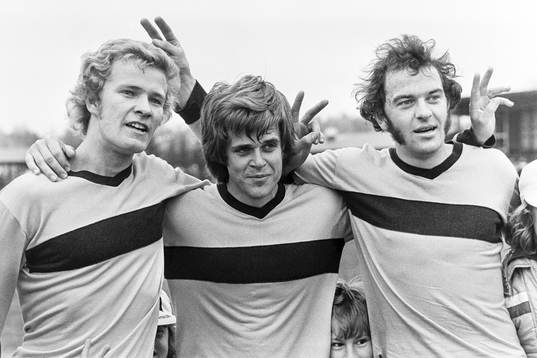  Hässleholms målskyttar Dan Granqvist, Bengt-Olof Rydell och Bertil Arnesson jublar efter segern.