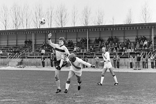  Kamp om bollen.