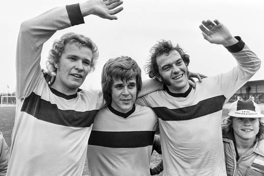  Hässleholms målskyttar Dan Granqvist, Bengt-Olof Rydell och Bertil Arnesson jublar efter segern.