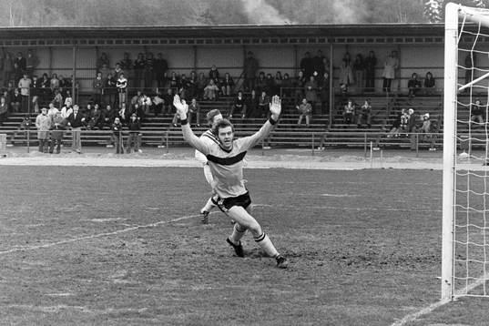  Bertil Arnesson, Hässleholm jublar efter sitt mål.
