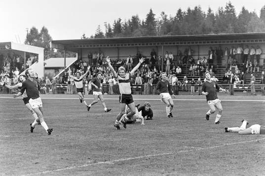  Tommy Lundh, Hässleholm jublar efter mål.