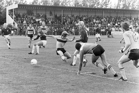  Håkan Bergstrand, Hässleholm försöker stoppa en malmöspelare.