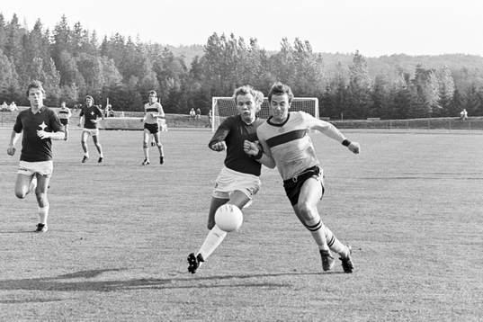  Hässleholms Bertil Arnesson i kamp om bollen.
