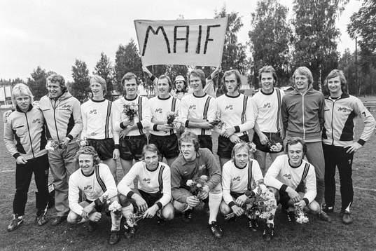 Mjällbys seriesegrande lag. Bakre raden fr. v Göran Mattsson, Bengt Jonasson, lagledare, Alf Andersson, Åke Dowerlind, Rolf-Inge Andersson, Anders Thörnberg, Lars Edvinsson, Kent Karlsson, Jan-Ove Jansson, tränare och Tommy Nordgren. Främre raden fr. v Göran Johnsson, Bo Andersson, Leif Persson, målvakt, Sven-Bertil Andersson och Göran Edvinsson.
