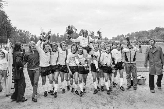  Jubel i Mjällby efter seriesegern. Fr.v Jan-Ove Jansson, tränare, Göran Edvinsson, Lars Edvinsson, Anders Thörnberg, Kent Karlsson, Bo Andersson, Sven-Bertil Andersson, Rolf-Inge Andersson, Alf Andersson, Göran Johnsson, Leif Persson, målvakt, Åke Dowerlind och Bengt Jonasson, lagledare.
