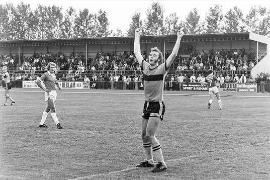  Bertil Arnesson, Hässleholm jublar efter mål.