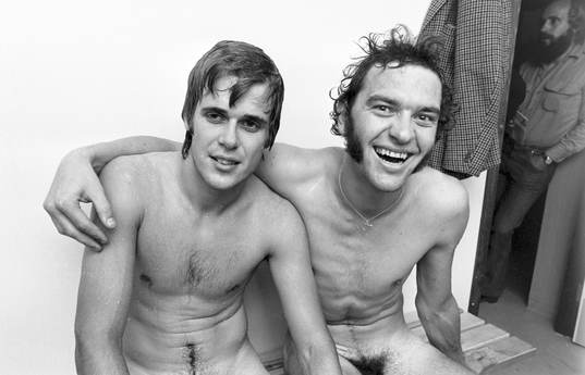  Hässleholms målskyttar Bengt-Olof Rydell och Bertil Arnesson jublar efter segern.
