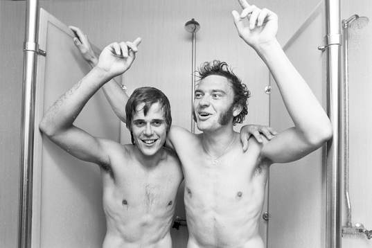  Hässleholms målskyttar Bengt-Olof Rydell och Bertil Arnesson jublar i duschen efter segern.