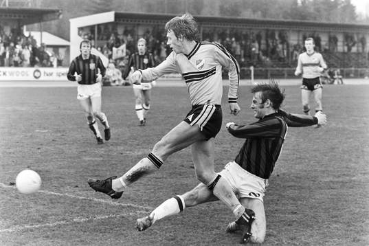  Björn Carlswärd, Hässleholm först på bollen.