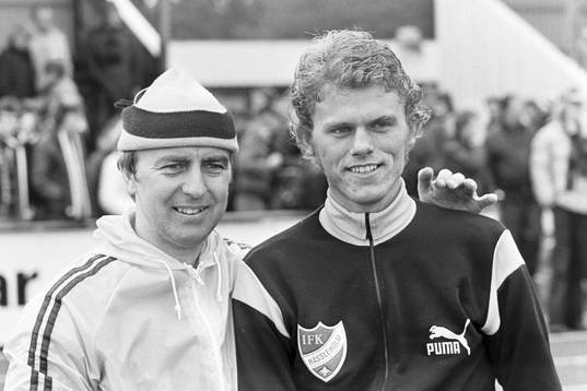  Hässleholms tränare Bo Nilsson och målskytten Sven Bertilsson jublar efter segern.