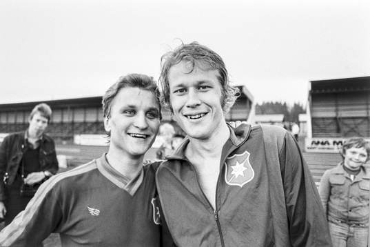  Örgrytes målskyttar Thomas Larsson 2 mål och Roger Lundin 1 mål jublar efter segern.