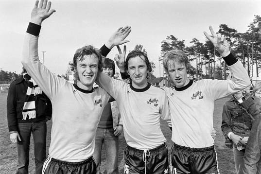  Mjällbys målskyttar Göran Edvinsson, Tommy Nordgren och Alf Andersson jublar efter segern.