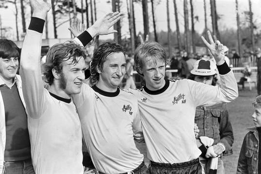  Mjällbys målskyttar Göran Edvinsson, Tommy Nordgren och Alf Andersson jublar efter segern.