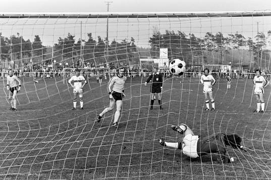  Hans Edvinsson, Mjällby gör 1-0 på en straff.