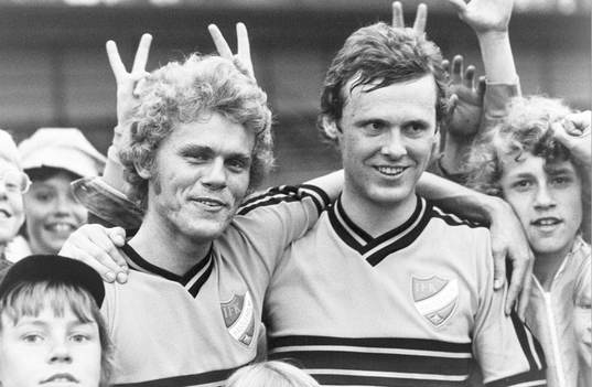  Hässleholms målskyttar Sven Bertilsson och Mats Flink jublar efter segern.