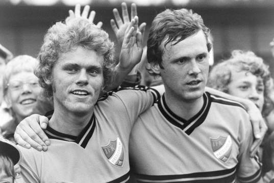  Hässleholms målskyttar Sven Bertilsson och Mats Flink jublar efter segern.