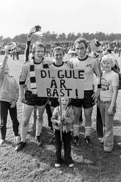 Mjällbys målskyttar Anders Thörnberg, Bo Andersson och Lars Edvinsson jublar efter segern.