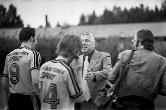  Lennart Persson, ordförande, Hässleholm, tackar spelarna.