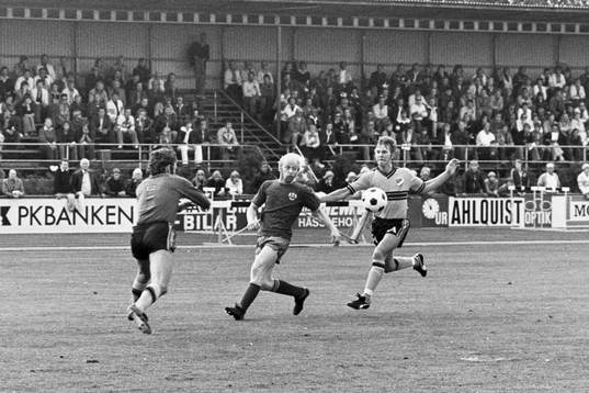  Tom Johansson, Helsingborg uppvaktas av hässleholms målvakt Lars Nordin och Pär Andersson.