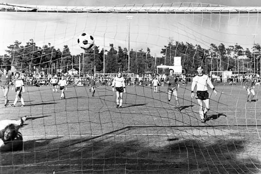  Bollen i mål bakom mjällbys målvakt Leif Persson.