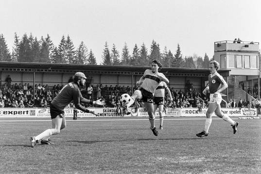  Hässleholms Magnus Eek framför trelleborgs målvakt.