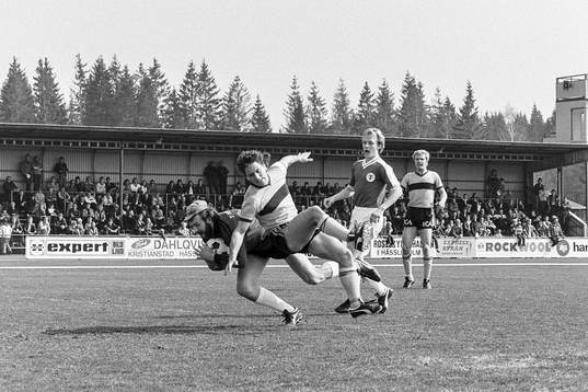  Hässleholms Magnus Eek framför trelleborgs målvakt.