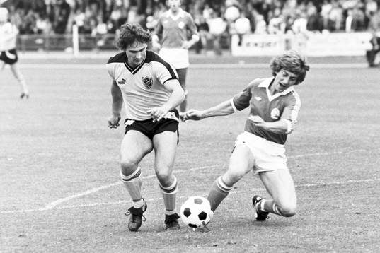  Magnus Eek, Hässleholm tar sig förbi en kristianstadsspelare.