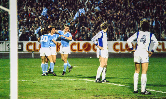  Malmös matchhjälte Tommy Hansson jublar med Tore Cervin och Magnus Andersson (t h) efter sitt mål. Football, Uefa European Cup 1979, Semifinal, Malmo FF - Austria Vienna 1-0: Malmo goal scorer Tommy Hansson (c) celebrates with Tore Cervin and Magnus Andersson (r).
