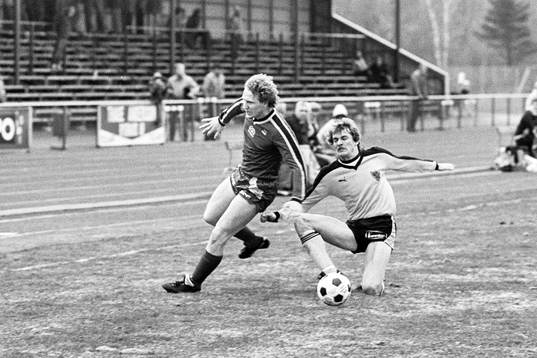  Bengt Ivarsson, Hässleholm försöker stoppa en häckenspelare.
