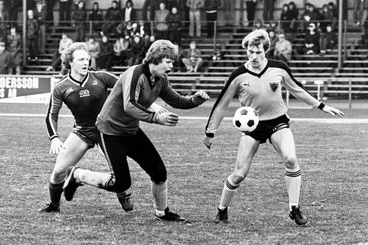  Anders Ottosson, målvakt och Bengt Ivarsson, Hässleholm hjälps åt i försvaret.