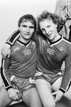  Häckens målskyttar Tony Fischer och Leif Larsson jublar efter segern.
