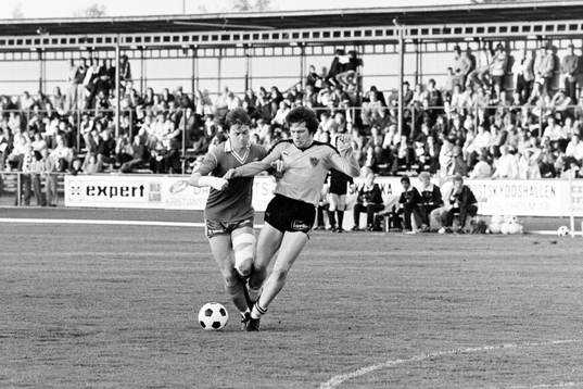  Hässleholms Leif Augustsson i kamp om bollen.