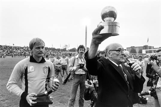  Sveriges målvakt Ronnie Hellström får guldbollen av Eric Persson.
