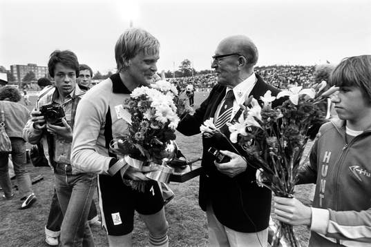  Sveriges målvakt Ronnie Hellström får guldbollen av Eric Persson.