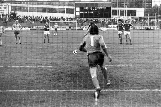  Sveriges Hans Borg slår in 3-0 på straff.