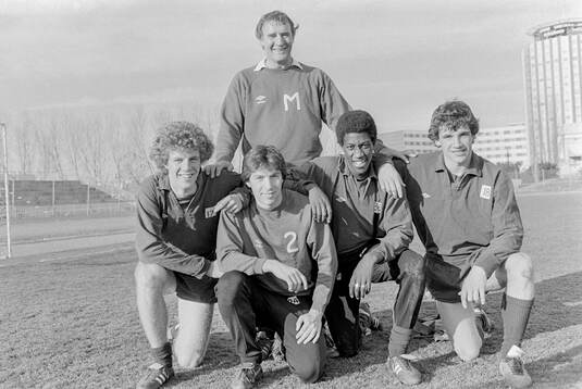  Manager Malcolm Allison with players Tommy Caton, Steve MacKenzie, Dave Bennett and Nicky Reid. 