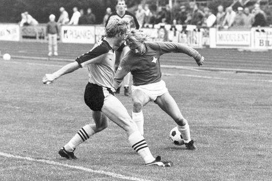  Hässleholms Bengt Ivarsson stoppar en malmöspelare.