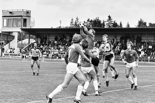  Hässleholms Lars Larsson framför malmös målvakt Bo Theander.