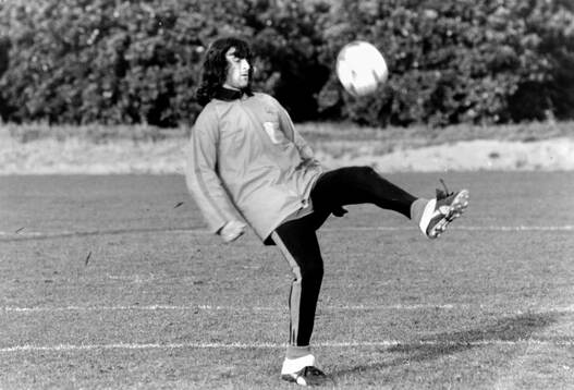  Mario Kempes at training.
