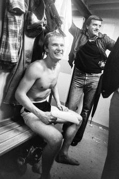  Hässleholms matchhjälte Dan Granqvist i omklädningsrummet tillsammans med Ove Mårtensson, journalist på Norra Skåne.