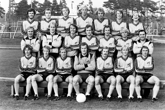 Mjällbys seriesegrande lag. Bakre fr.v.  Lars-Erik