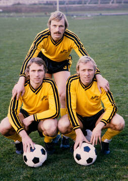  Tre bröder i Mjällbys seriesegrande lag: Bo Andersson, Rolf-Inge Andersson (stående) och Sven-Bertil Andersson.