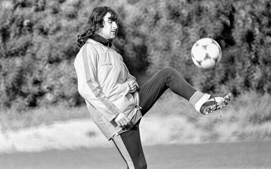  Mario Kempes at training.